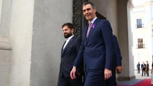 El presidente del Gobierno, Pedro Sánchez, junto al presidente del Chile, Gabriel Boric, este viernes durante su viaje institucional.