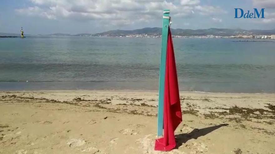 Bandera roja en la playa de Ciutat Jardí