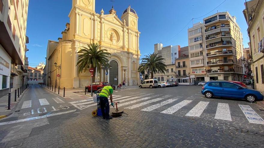 Trabajos de desinfección en el alcantarillado urbano.