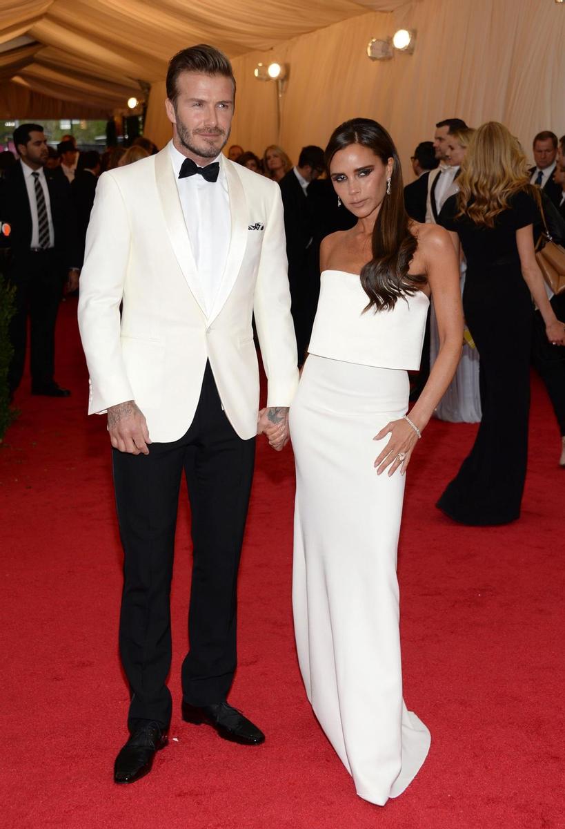 David y Victoria Beckham: igual vestidos de color blanco