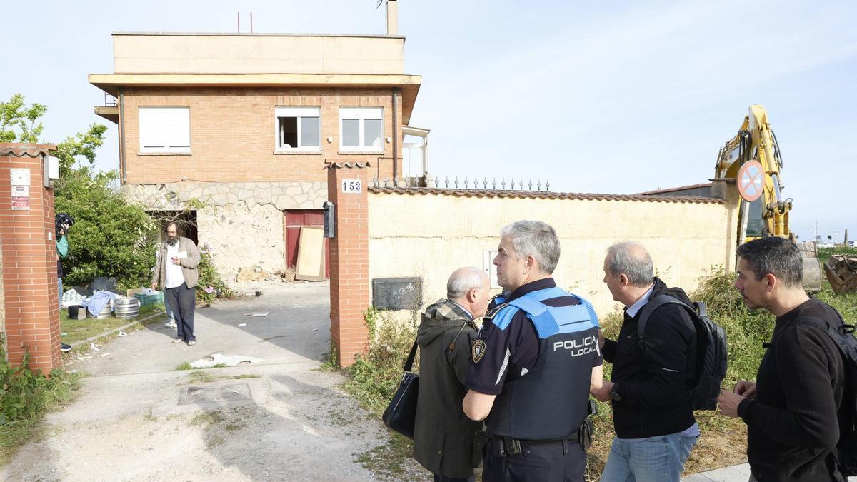 VÍDEO: Desalojo policial del inquilino del chalé del Rick's en Gijón