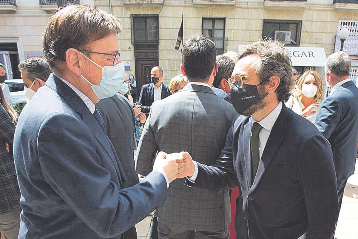 El presidente de la Generalitat, Ximo Puig, saluda al consejero delegado de Prensa Ibérica, Aitor Moll, a su llegada al Teatro Principal, donde este año se celebró la gala de entrega de premios.