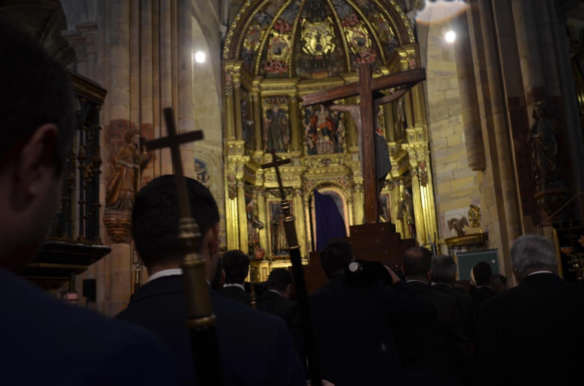 GALERÍA | El recorrido de oración al Cristo de los Afligidos de Benavente, en imágenes