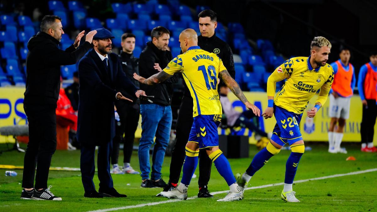 Sandro sale del terreno de juego por Januzaj en el encuentro entre la UD Las Palmas y el Alavés