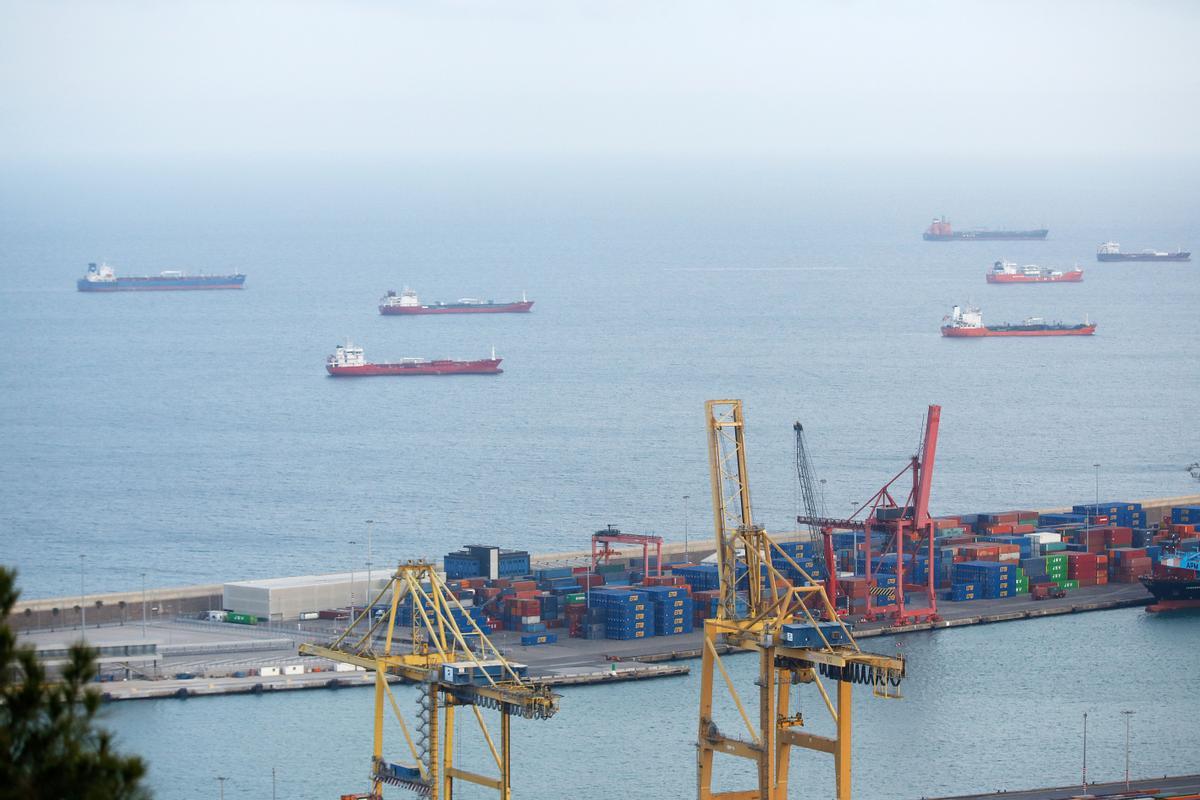 Varios cargueros fondeados en el puerto de Barcelona. 