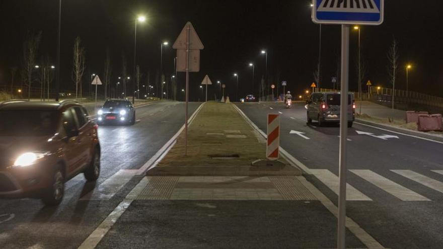 Aspecto anoche del tramo de la Vía Parque abierto entre el Palmeral y la calle Joaquín Blume.