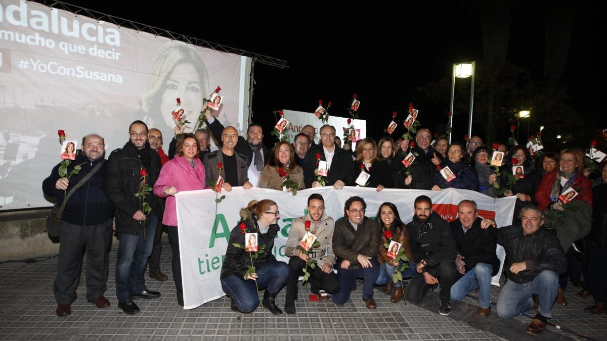 Los socialistas cordobeses posan junto a un cartel de Susana Díaz, en las elecciones andaluzas del 2015.