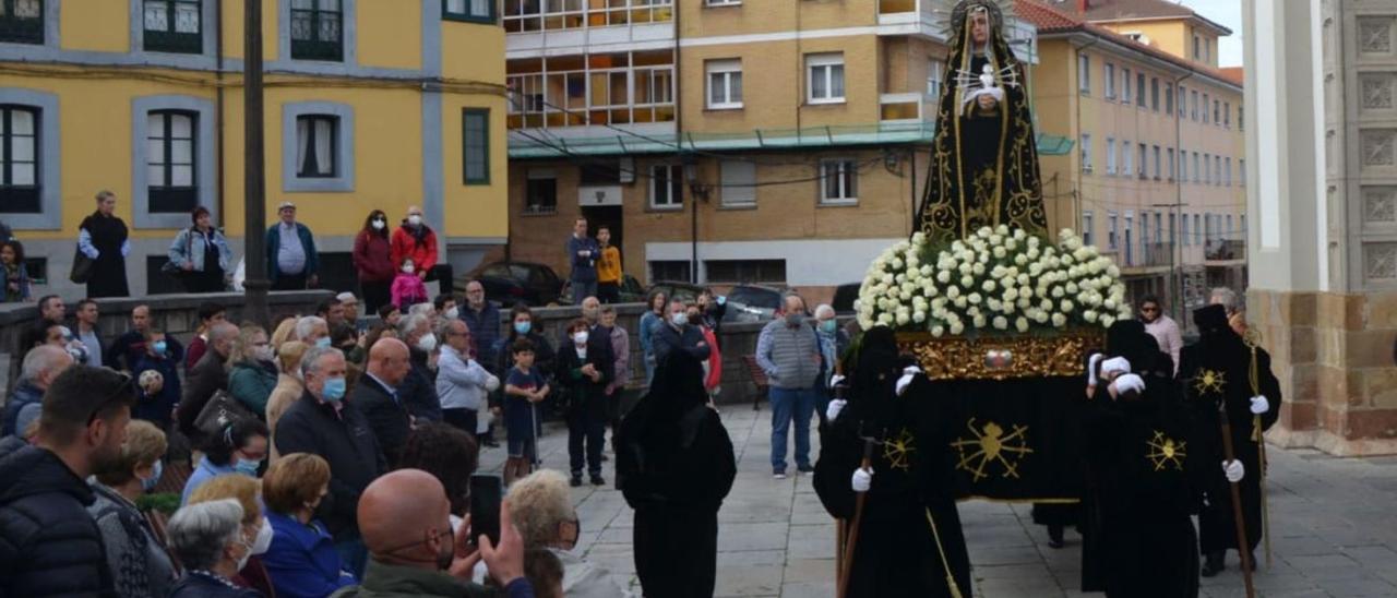 La Dolorosa, ayer, en un momento de su recorrido por Candás. | Borja García