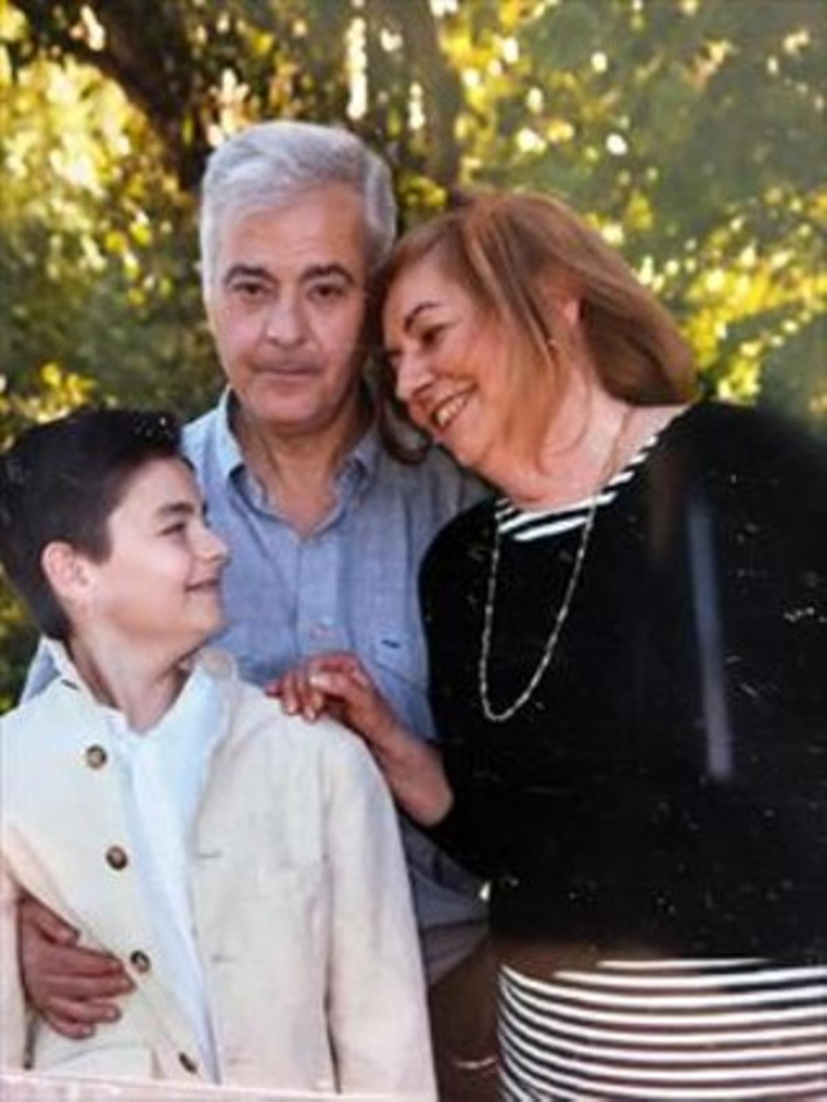 Diego, con sus padres, Manuel González y Carmen González.