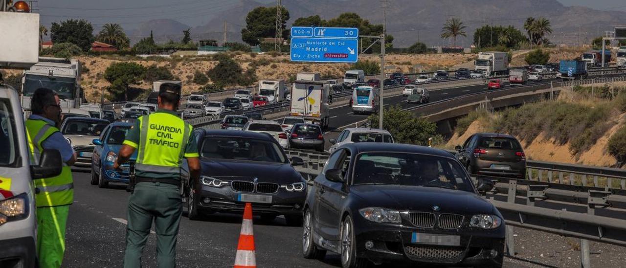 Colas de vehículos en un control de la Guardia Civil en la A-70.