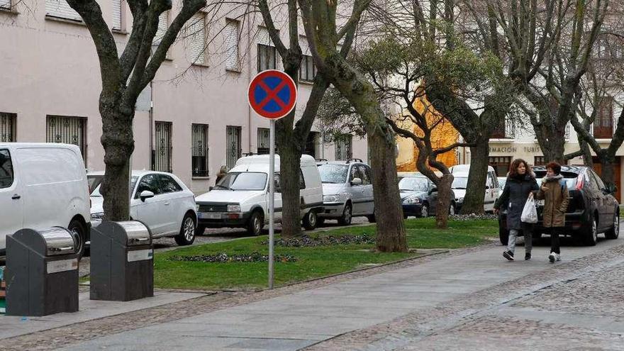 Una señal de prohibido parar y estacionar junto a coches aparcados en Arias Gonzalo.