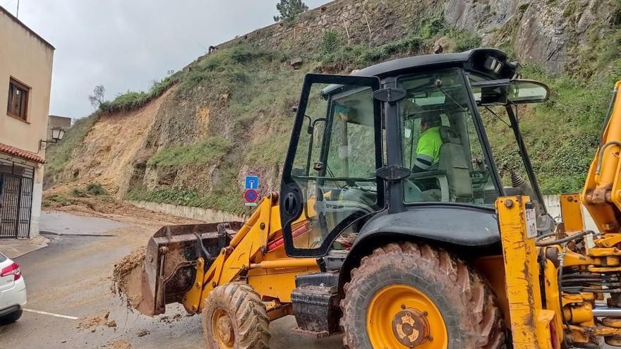 Maquinaria pesada trabajando en Eslida para quitar piedras de los desprendimientos que afectan a los accesos de la localidad