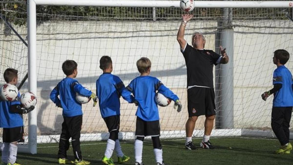 Niños en un entreno de fútbol, tras salir del colegio. La reforma horaria aconseja que las extraescolares empiecen sobre las cinco de la tarde.