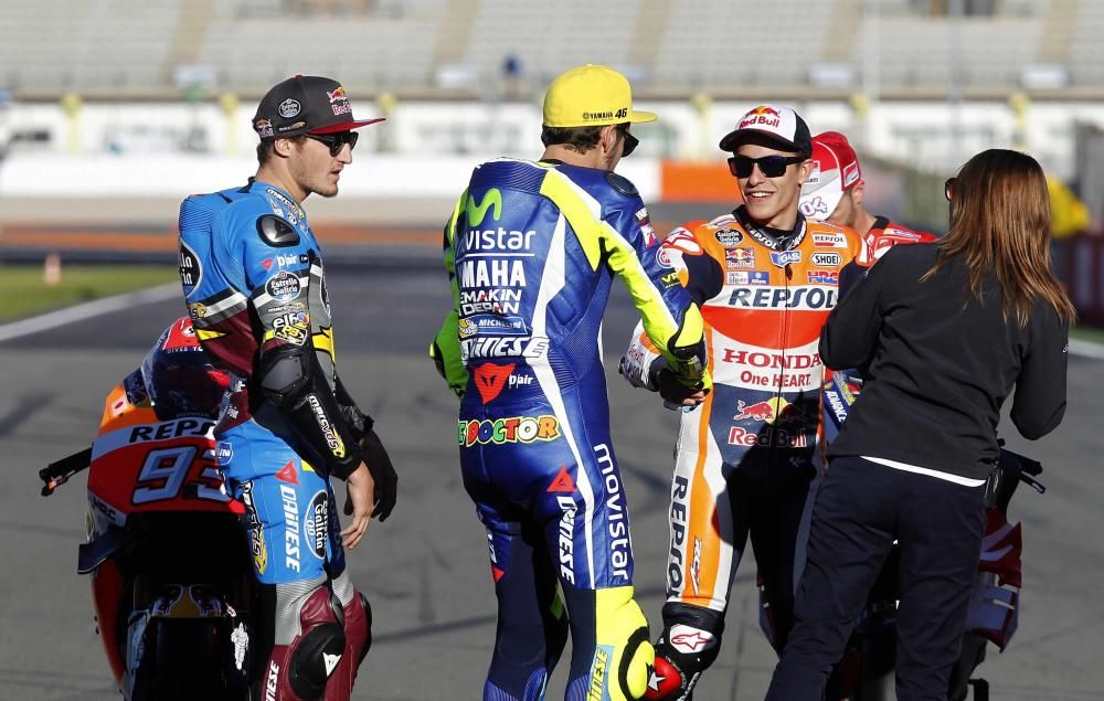 Así se hizo la foto de los nueve gandadores de la temporada en #MotoGP