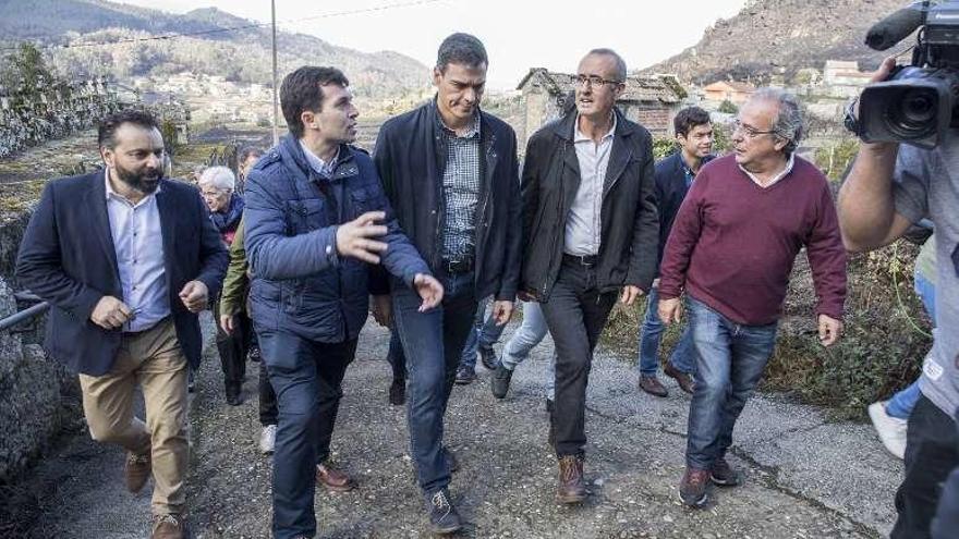 Pedro Sánchez en la visita ayer a Nigrán.