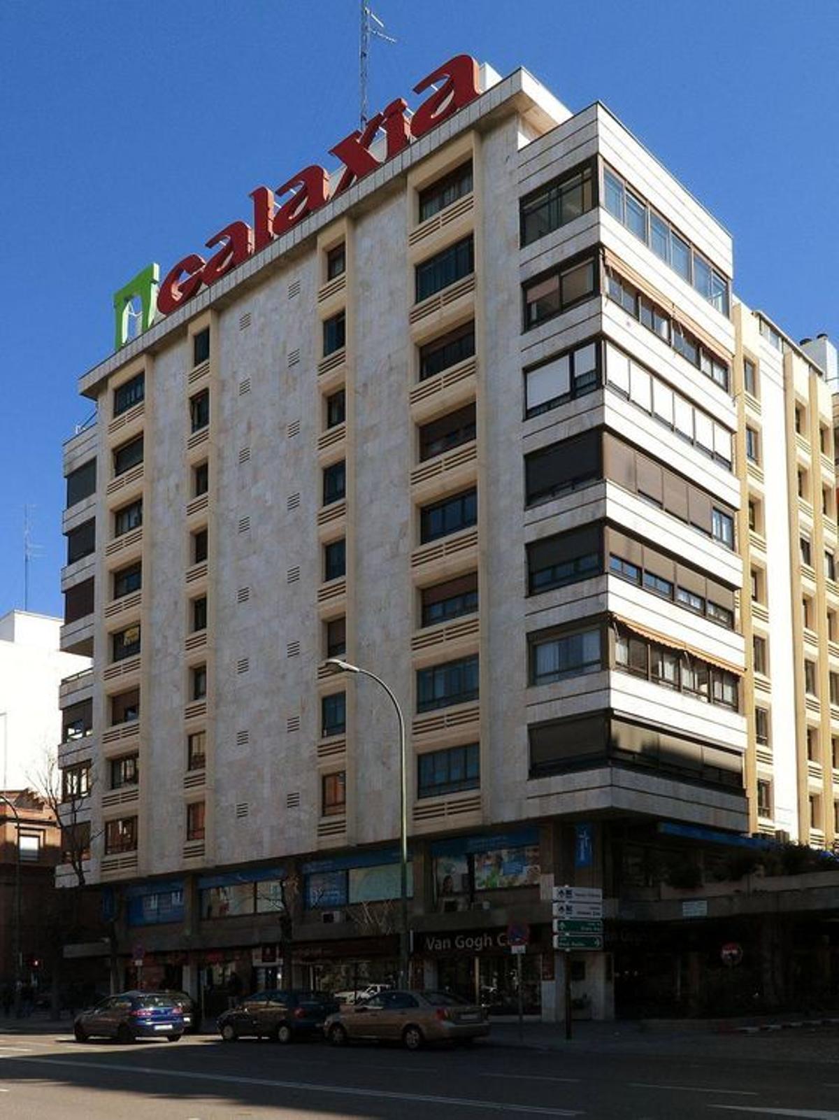 Edificio Galaxia y debajo la cafetería Van Gogh.