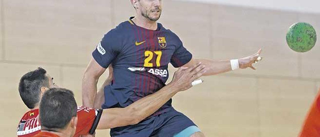 Pere Vaquer en un lance de un partido que ha jugado con el filial del Barcelona de balonmano esta temporada.