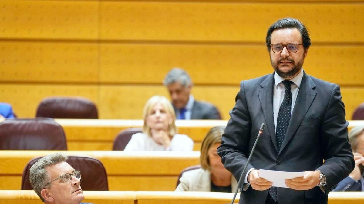 El senador del PP Sergio Ramos pide explicaciones a la ministra de Transportes, Raquel Sánchez, en el pleno celebrado esta tarde.