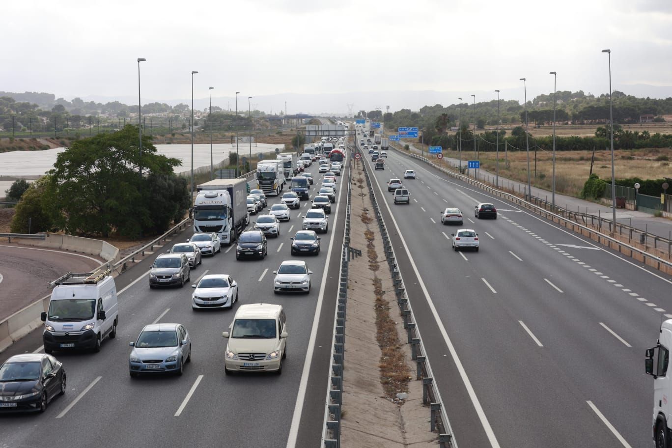 Retenciones en las vías de entrada a València por la primera operación salida del verano