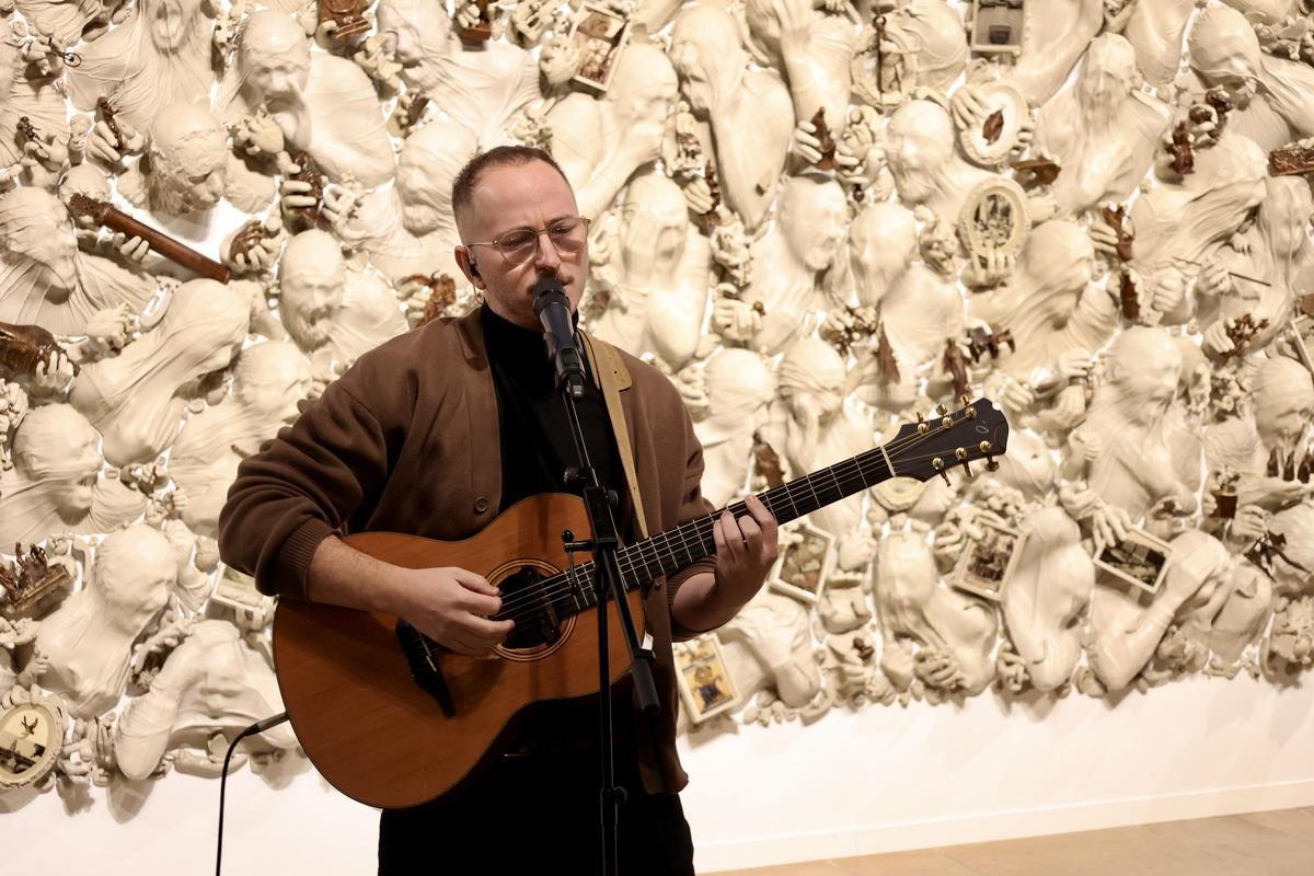 Un momento de la interpretación del tema ‘Murcia, piel y memoria’ por parte de Adrián Gutiérrez de Nunatak