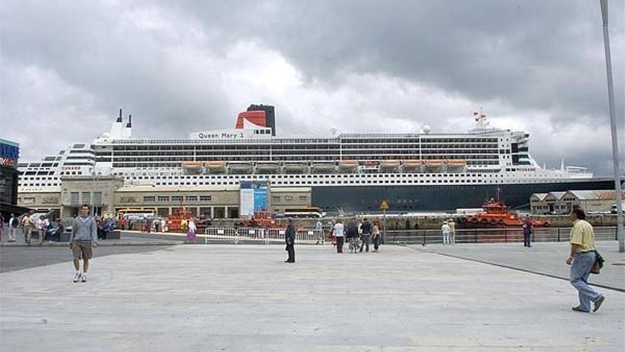 La silueta del &quot;Queen Mary 2&quot;, ayer, en el muelle de la Estación Marítima.