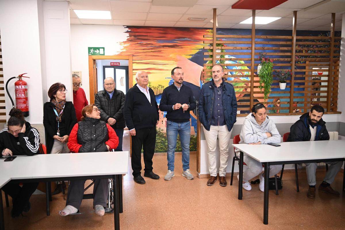 Caritas Elche organiza un taller de palma blanca con el fin de recaudar fondos con unas 7000 solapas para domingo de ramos Caritas Elche organiza un taller de palma blanca con el fin de recaudar fondos con unas 7000 solapas para domingo de ramos