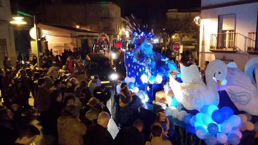 Miles de niños de varios pueblos reciben por adelantado a los Magos