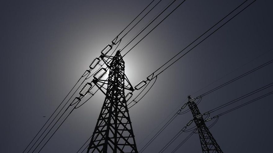 Las grandes eléctricas pierden 2.000 millones en bolsa por el golpe de Competencia a lo que cobran por sus redes
