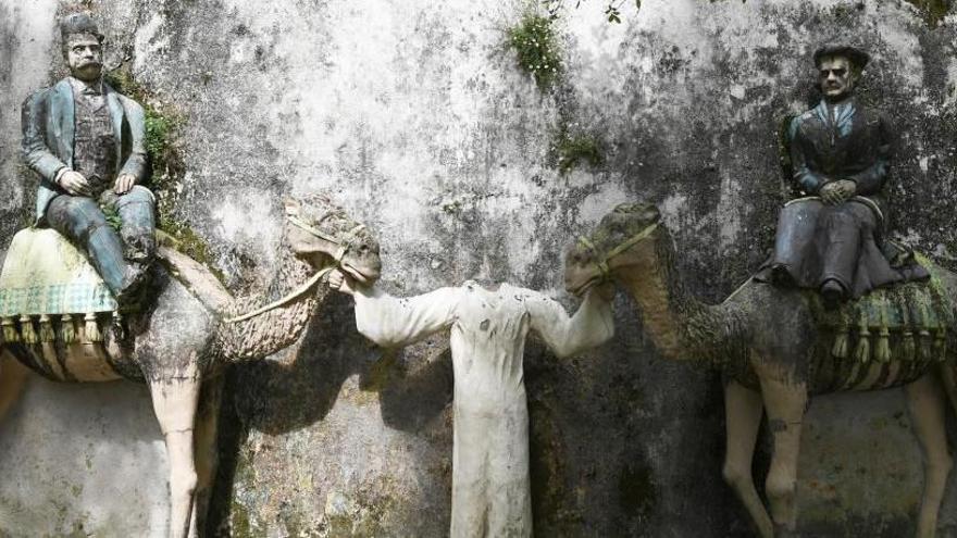 Esculturas deterioradas en una pared del Pasatempo de Betanzos.