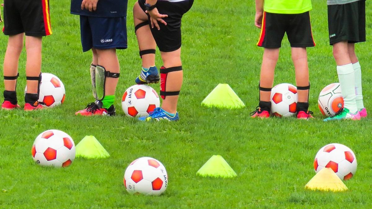 Niños jugando al fútbol.