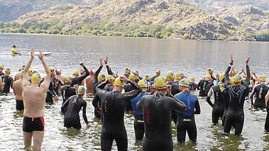 Una imagen de la pasada edición de la Travesía del Lago de Sanabria.