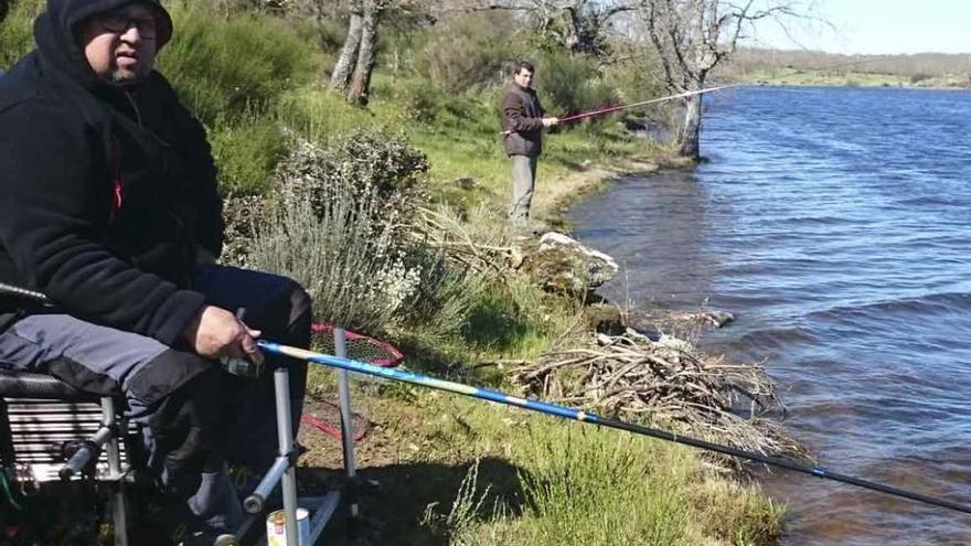 Dos pescadores disfrutan de la pesca en el embalse de Almendra.