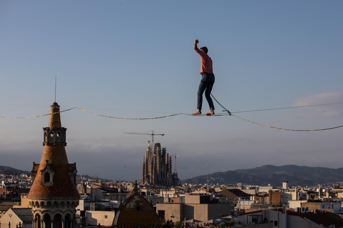 Nathan Paulin, el mejor funambulista del mundo, cruza Barcelona a 70 metros de altura