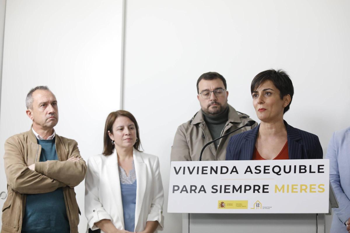 La ministra Isabel Rodríguez, junto a Ovidio Zapico, Adriana Lastra y Adrián Barbón.
