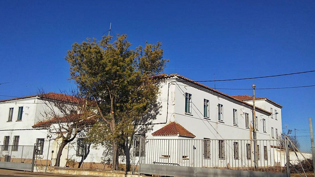 Edificio del antiguo Cuartel de la Guardia Civil que va a ser derribado para construir uno nuevo. | LOZ