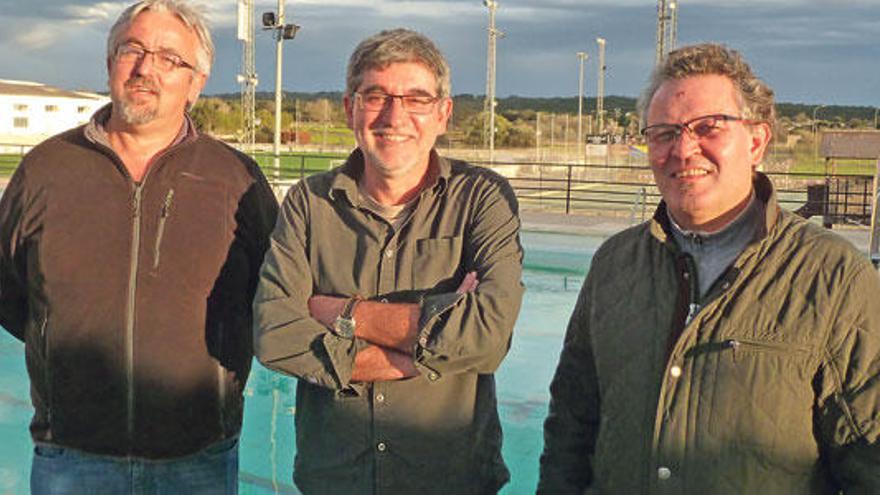 Portavoces de los tres grupos municipales de la oposición, ante la piscina local.