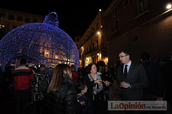 Estrellas y bolas ya brillan en las calles de Murcia