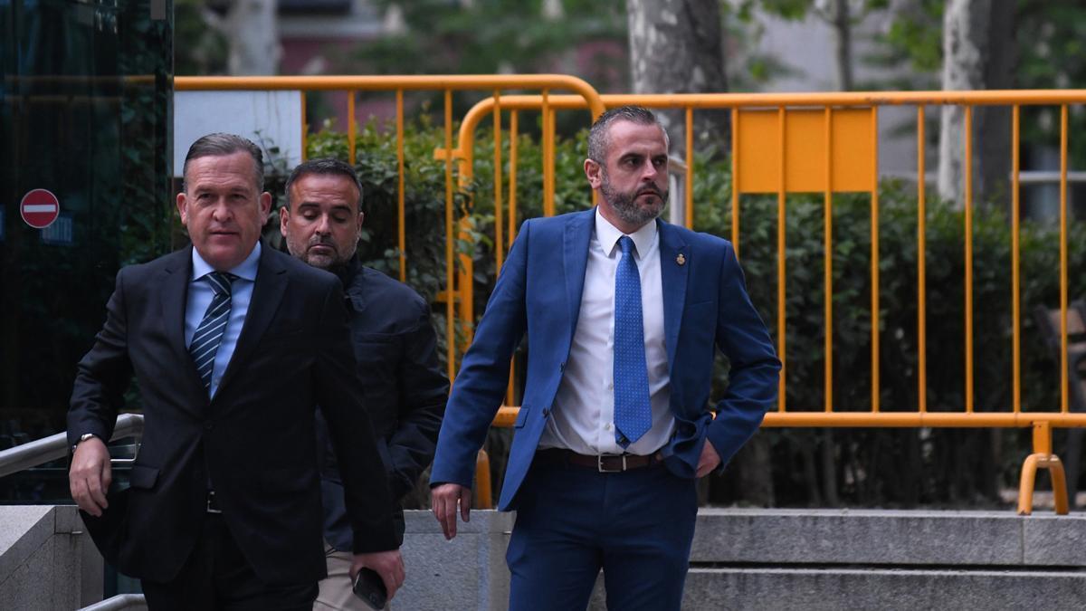 El teniente coronel de la Guardia Civil, David Oliva (d), a su salida de la Audiencia Nacional.