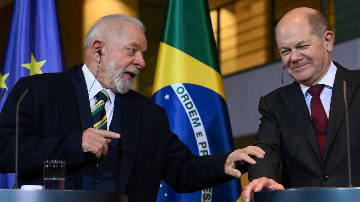 El presidente de Brasil, Luiz Inácio Lula da Silva, y el canciller alemán, Olaf Scholz, durante la rueda de prensa conjunta de este lunes en Berlín.