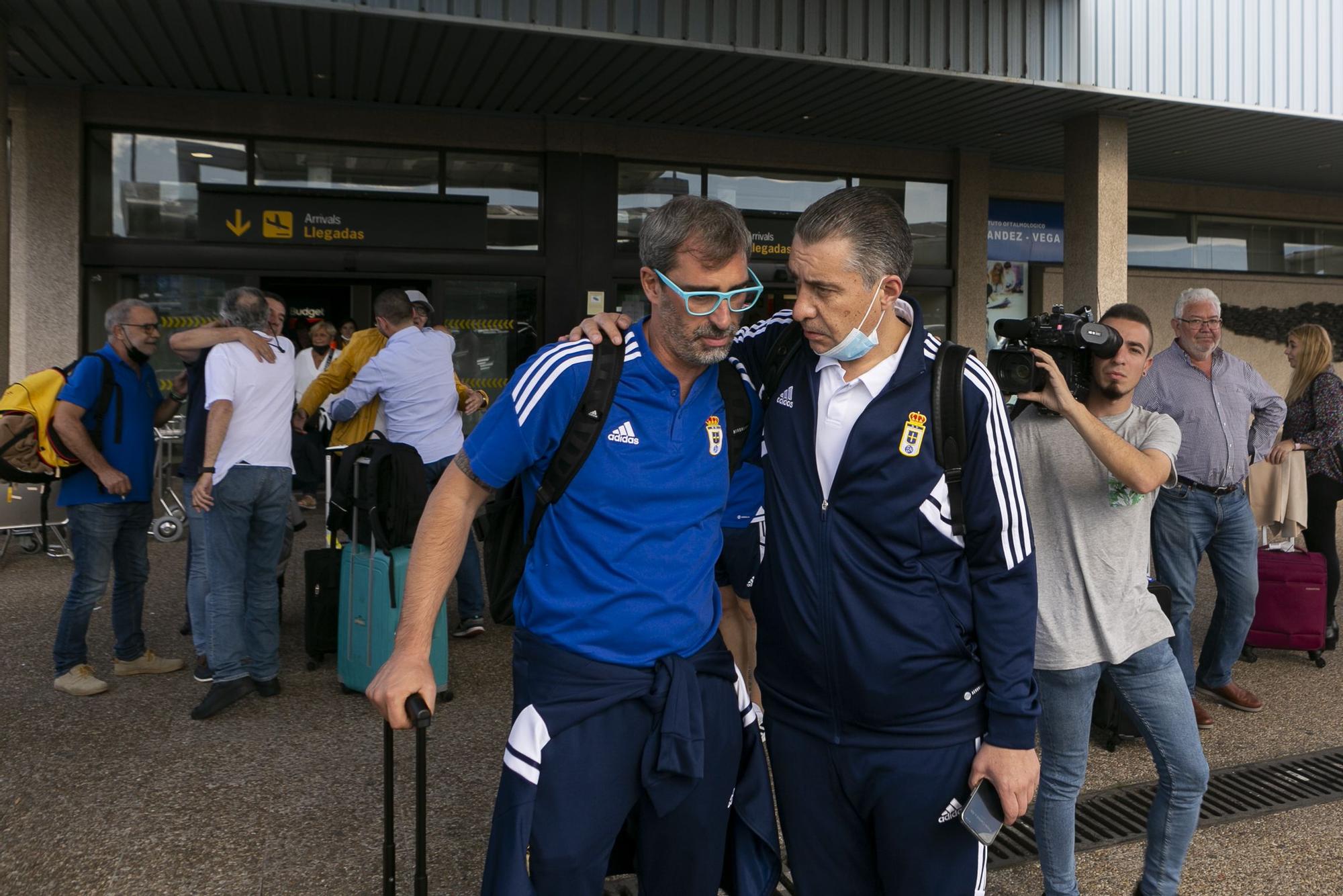 EN IMÁGENES: El Real Oviedo pisa suelo asturiano tras la destitución de Bolo y Tito Blanco