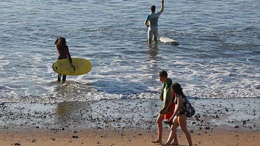 Bañistas en Salinas ayer por la tarde