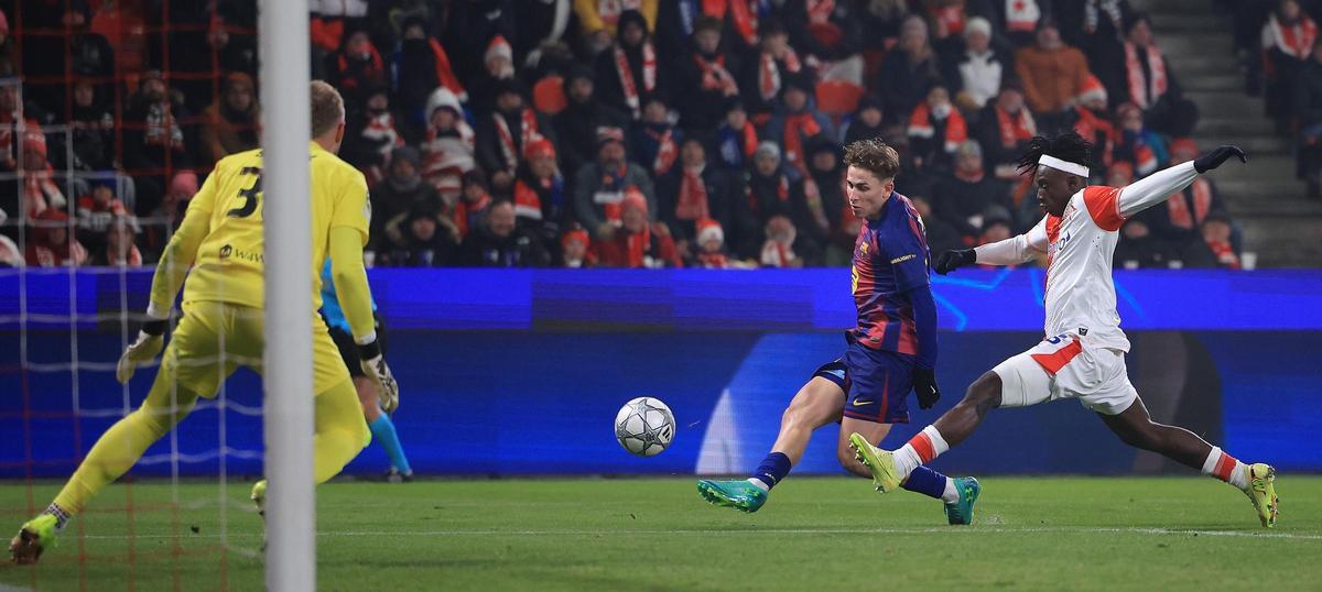 Fermín engalta el xut per marcar el primer gol del Barça