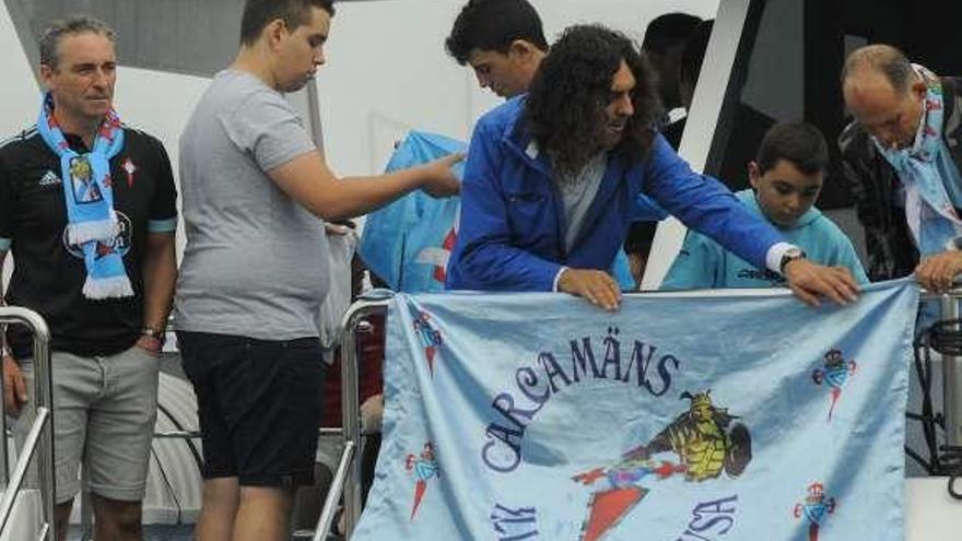 La peña ha recorrido tierra, mar y aire para apoyar al Celta. // I. Abella
