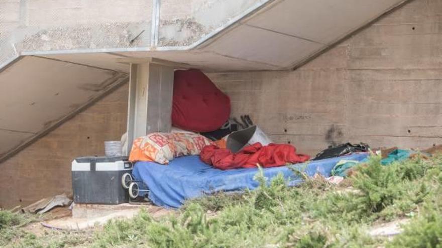 Imagen de archivo del refugio de una persona sin hogar en Alicante el pasado mes de julio.