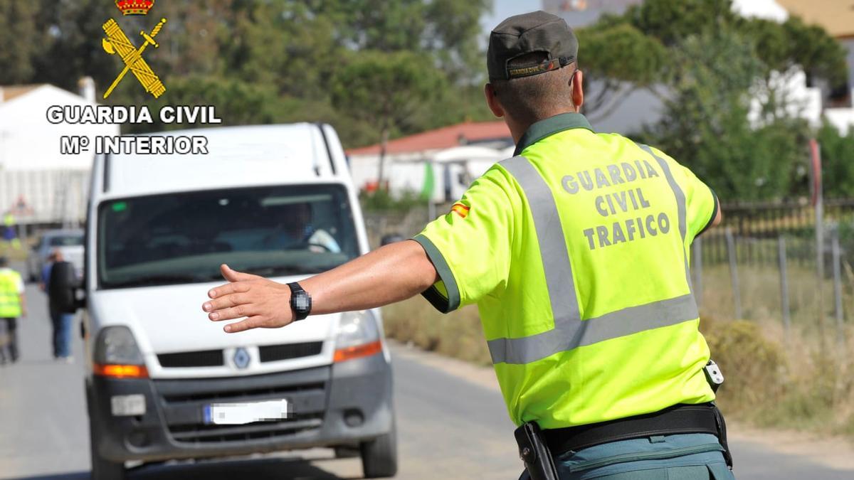 Un agente de la Guardia Civil hace el alto a un vehículo.