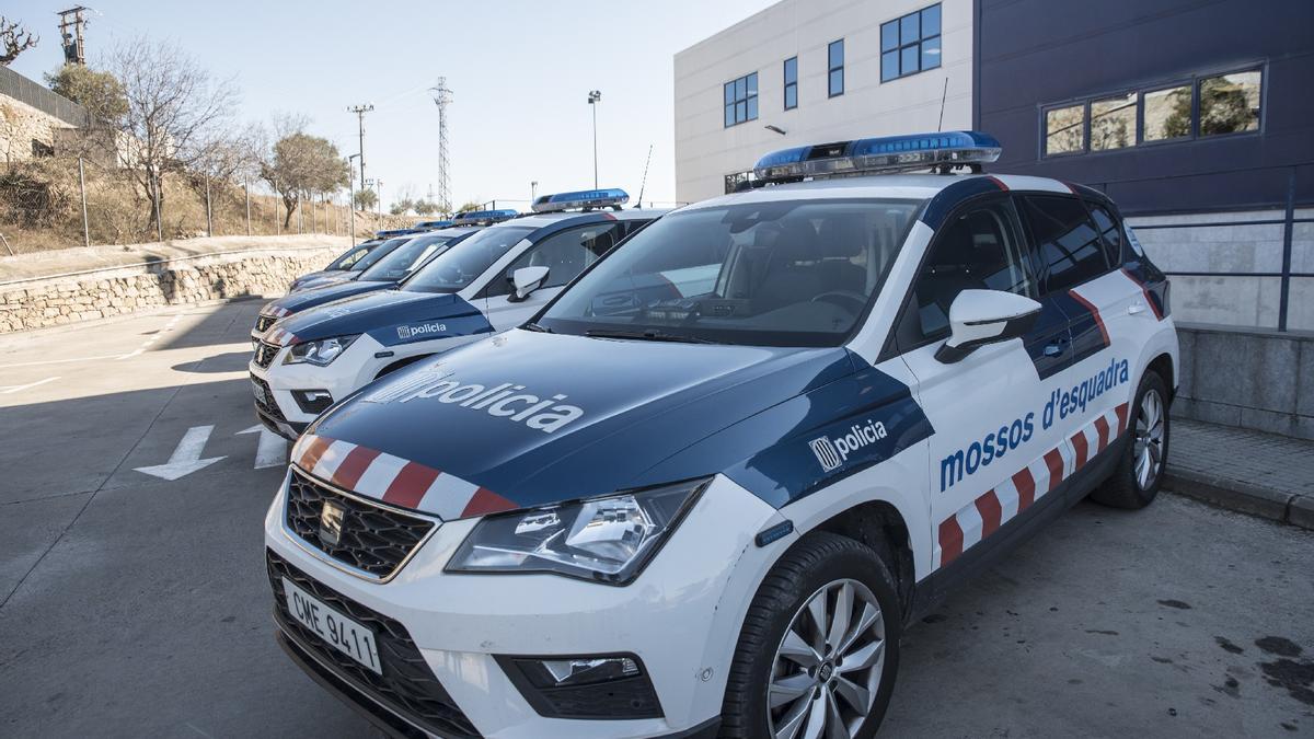 Cotxes dels Mossos d'Esquadra a la comissaria de Manresa