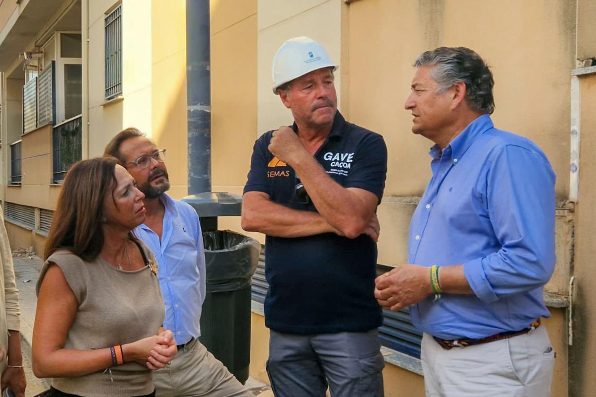 El vicepresidente primero y consejero de Presidencia, Sanidad y Emergencias, Antonio Sanz visita el barrio desalojado de Las Gabias. A 18 de agosto de 2026 en Granada, Andalucía (España). El vicepresidente primero y consejero de Presidencia, Sanidad y Emergencias, Antonio Sanz, ha indicado que unas 600 personas han sido desalojadas, de forma preventiva, de 371 viviendas en Las Gabias tras los terremotos registrados durante la jornada de este martes en la capital granadina y su área metropolitana. 18 AGOSTO 2026 Europa Press 18/08/2026. Antonio Sanz;Europa Press