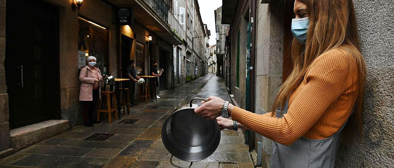 Hosteleros de Pontevedra, durante una protesta previa al cese de actividad. |   // GUSTAVO SANTOS