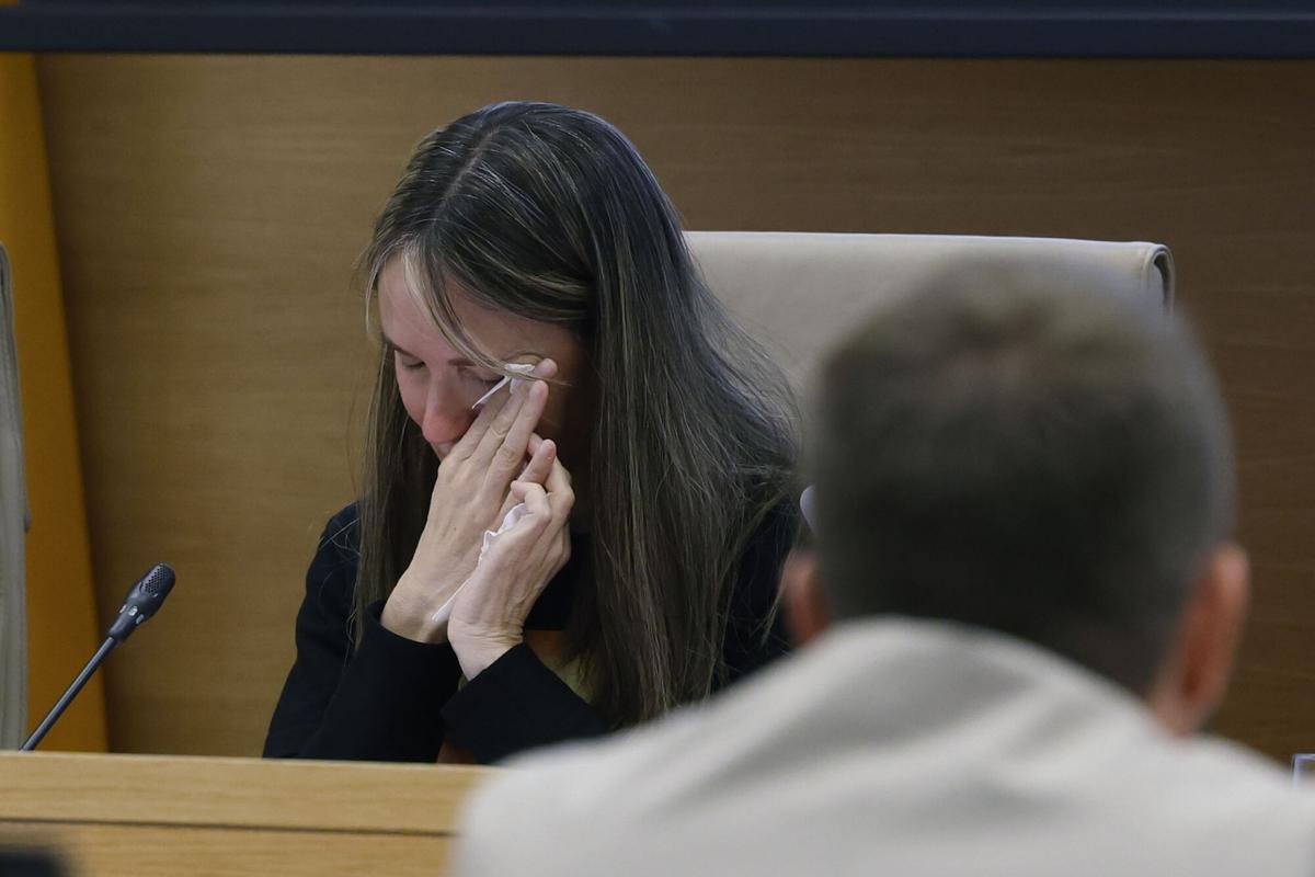 FOTODELDÍA MADRID, 04/11/2025.- La presidenta de la Asociación de Víctimas Mortales 29O, Rosa Álvarez, llora durante su comparecencia en el Congreso, donde tiene lugar este martes la primera sesión de la Comisión de Investigación sobre la gestión de la crisis de la dana del 29 de octubre de 2024, un año después de la catástrofe, que dejó 237 víctimas mortales, sobre todo en la provincia de Valencia. EFE/ JJ Guillen
