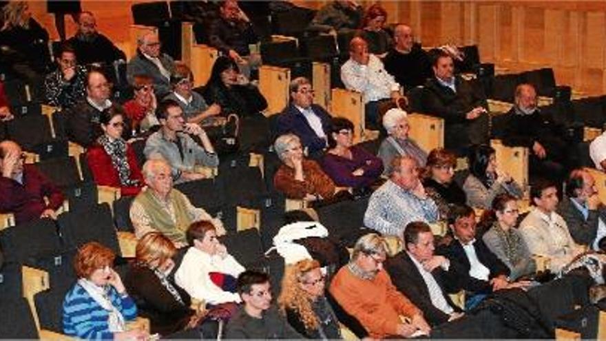 Públic seguint l&#039;audiència pública de les obres del projecte ferroviari, ahir, a l&#039;Auditori.